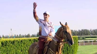 Сердар Бердымухамедов принял коней, подаренных отцу на конкурсе красоты ахалтекинцев