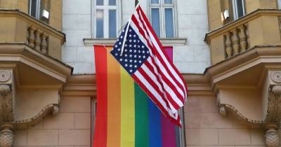 Посольствам США разрешили вывешивать ЛГБТ-флаг вместе с американским