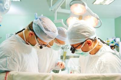 Впервые за 13 лет украинские врачи пересадили костный мозг взрослому пациенту от родственника