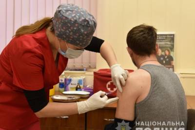 В Одессе полицейских начали вакцинировать от коронавируса