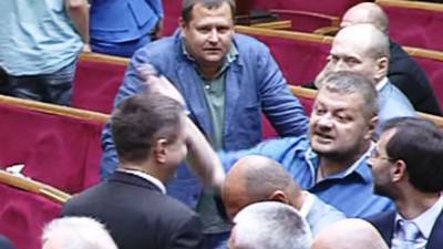 Депутаты облсовета на Украине устроили драку из-за российского триколора