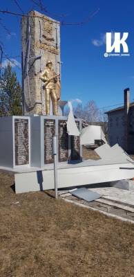 В Кузбассе ветер соврал обшивку с памятника воинам, погибшим в годы ВОВ