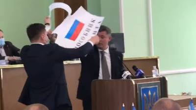 На депутата от ОПЗЖ Устинова хотели повесить плакат "Пособник оккупанта": видео