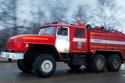 Под утро в Ивановской области 15 человек тушили огонь в заброшенном доме