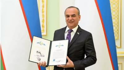 Шавкат Мирзиёев принял посла Таджикистана и наградил его почетной грамотой