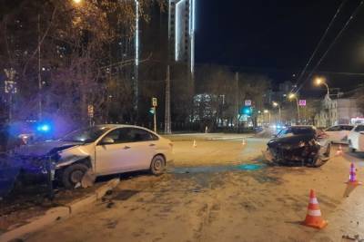 В Екатеринбурге в столкновении двух «Ниссанов Альмера» пострадали два человека