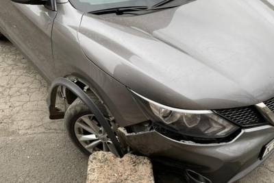 В Орске водитель автомобиля «Ниссан Кашкай» врезался в бетонный блок