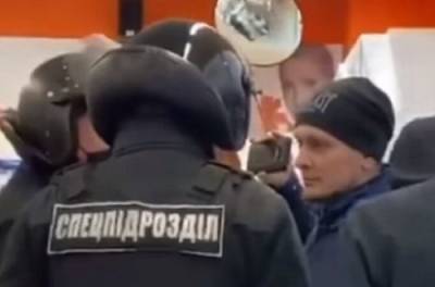 В Харькове спецназ выгнал покупателя без маски из магазина. ВИДЕО