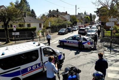 Во Франции мужчина набросился с ножом на полицейских: власти заговорили о теракте