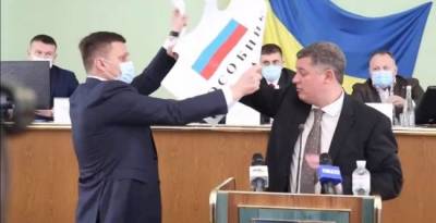 В украинском Херсоне депутаты устроили потасовку из-за флага России