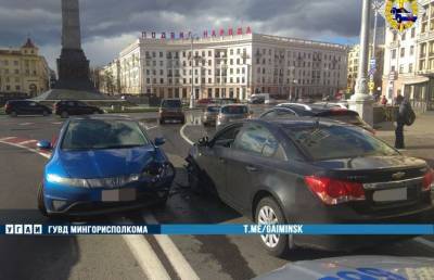 В Минске на проспекте Независимости «Хонда» вылетела на встречку и столкнулась с «Шевроле»