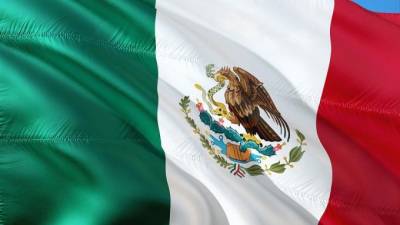 В Мексике вертолет упал на шоссе, пилот погиб