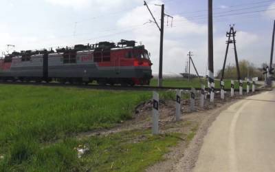 «Волга» застряла на рельсах перед приближающимся поездом
