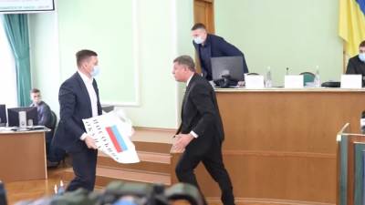 Депутат партии Порошенко пришел на заседание с флагом России