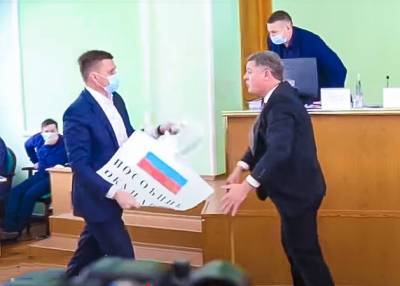 Украинские депутаты подрались из-за российского флага