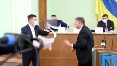Между украинскими депутатами произошла потасовка из-за флага России