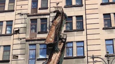 Две женщины чудом не пострадали при обрушении обшивки балкона в Ижевске