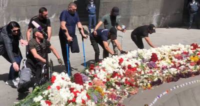 Раненные в Карабахе воины возложили цветы к Вечному огню в "Цицернакаберде" – видео