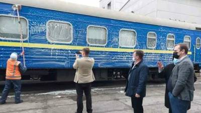 Укрзализныця показала датчанину, как моют вагон: ранее он вымыл одно окно самостоятельно