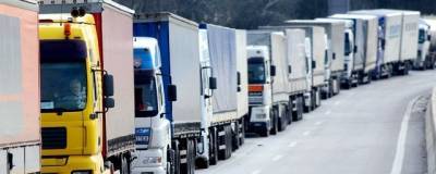 На границе России и Казахстана образовалась пробка из грузовиков