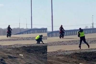 Полицейский кинул камень в мотоциклиста под Новосибирском