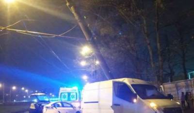 В Харькове микроавтобус на полном ходу "впечатался" в столб: детали и фото аварии
