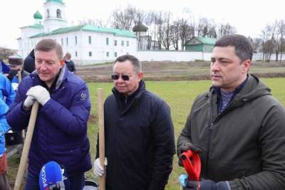 Министр строительства и ЖКХ РФ показал псковичам мастер-класс по распиливанию деревьев