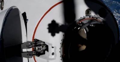 Тамара Песке - Акихико Хосидэ - Шейн Кимбро - Меган Макартур - Корабль Crew Dragon с четырьмя астронавтами успешно пристыковался к МКС — видео - reendex.ru - шт.Флорида