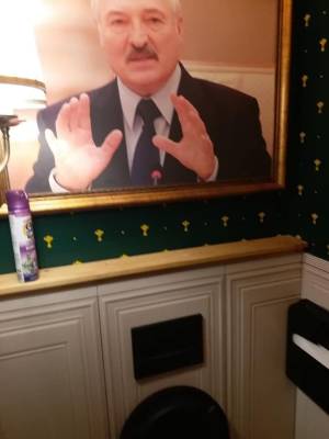 Белорусская община возмущена: Портрет Лукашенко повесили в туалете...