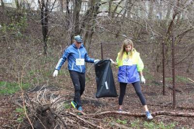 Игорь Артамонов пробежался по Каменному Логу и собрал несколько мешков мусора