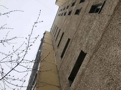 В Тюмени на козырьке подъезда многоэтажки найдено тело мужчины