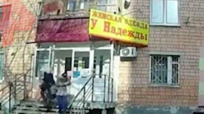 Балконная обшивка упала на двух девушек в Ижевске