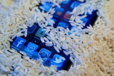 Спасти промокший смартфон от необратимых последствий поможет рис
