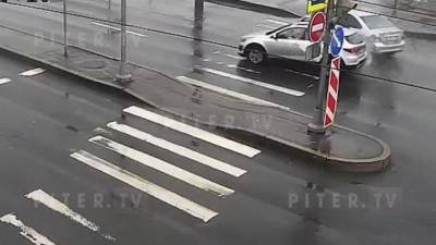 Видео: каршеринг "залетел" на разделительную полосу в результате ДТП на юге Петербурга