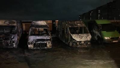 В Харькове на автостоянке сгорели 4 машины: есть пострадавший