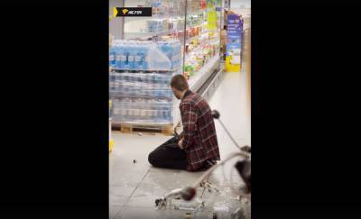В супермаркете "Лента" мужчина резал себя ножами и просил полицейских выстрелить в него