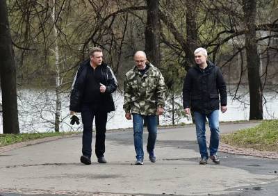 Губернатор Любимов поучаствовал в субботнике в Новопавловской роще