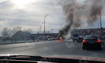 В Кемерове на улице Терешковой на ходу загорелся Chrysler