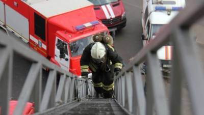 Спасатели выводят людей из горящего общежития в Кемерове