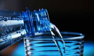 «Кипяченая, фильтрованная или проточная»: Биохимик Кулешова рассказала, какую воду полезнее пить