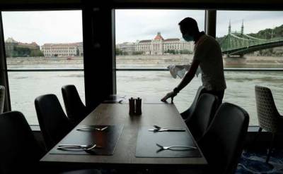 В Венгрии будут пускать в кафе и рестораны по "паспортам вакцинации"