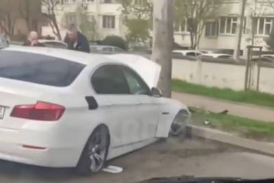 В Краснодаре два авто врезались в столбы ЛЭП