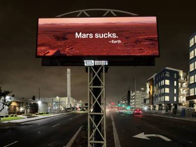 "Марс – отстой". Экоактивисты ко Дню Земли разместили билборд возле штаб-квартиры SpaceX