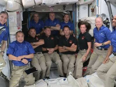 Томас Песке - Акихико Хосидэ - Меган Макартур - Crew Dragon - Пилотируемый корабль SpaceX с астронавтами успешно состыковался с МКС - gordonua.com - Украина - Япония