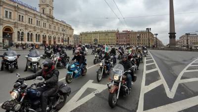Тысячи байкеров открыли мотосезон в Петербурге