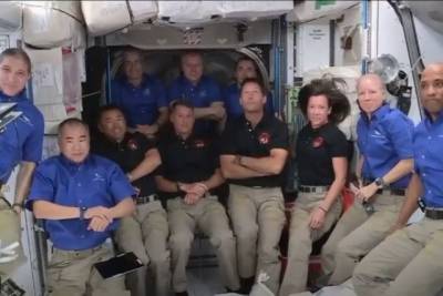 Астронавты с корабля Crew Dragon перешли на МКС