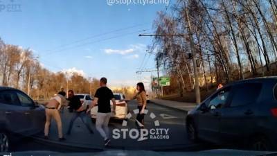 В Казани водители устроили драку на дороге