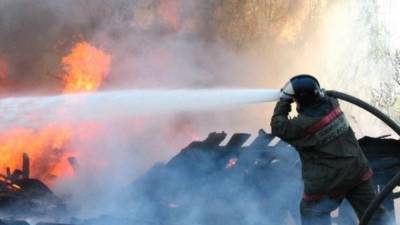 Огонь охватил промышленный склад в Екатеринбурге