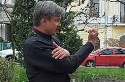 В Киеве задержали пьяного священника, бросавшегося на прохожих