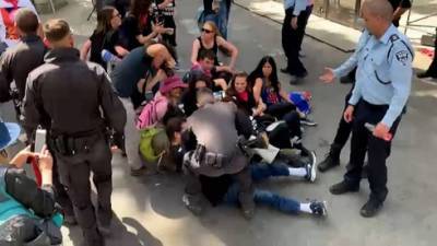 Демонстрации против Нетаниягу в Иерусалиме начались с ареста трех активистов